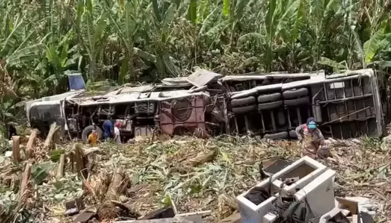 Tragédia em Pernambuco: Três Mortos Após Trio Elétrico Cair em Ribanceira