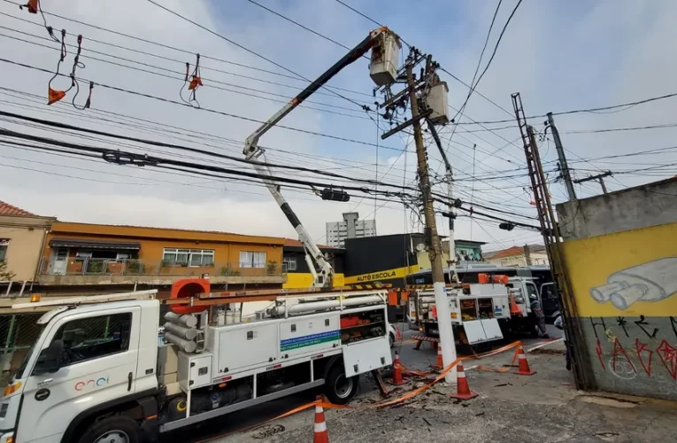 Chuva moderada deixa 14 mil imóveis na Grande SP sem luz neste domingo, informa Enel.